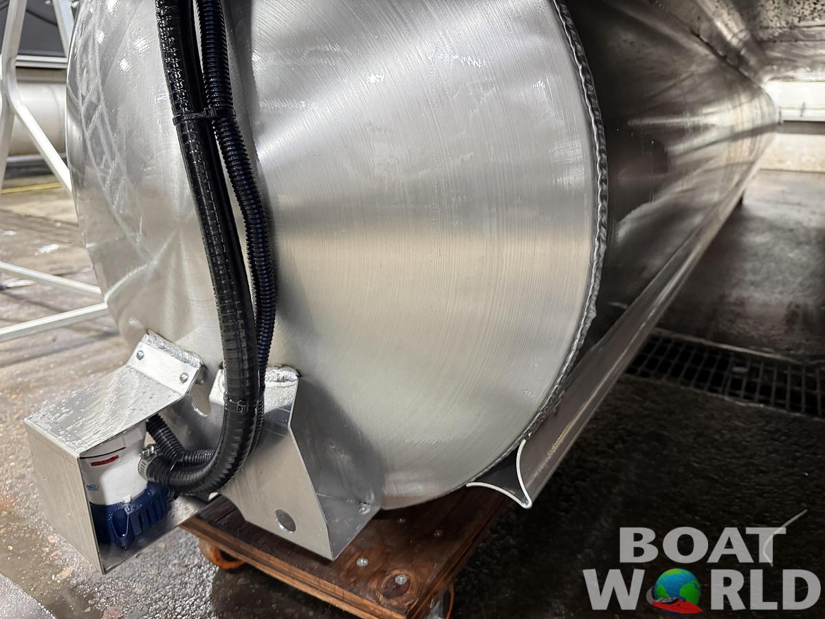 2026 Bentley Pontoons Legacy 223 QSB Swingback Tritoon 