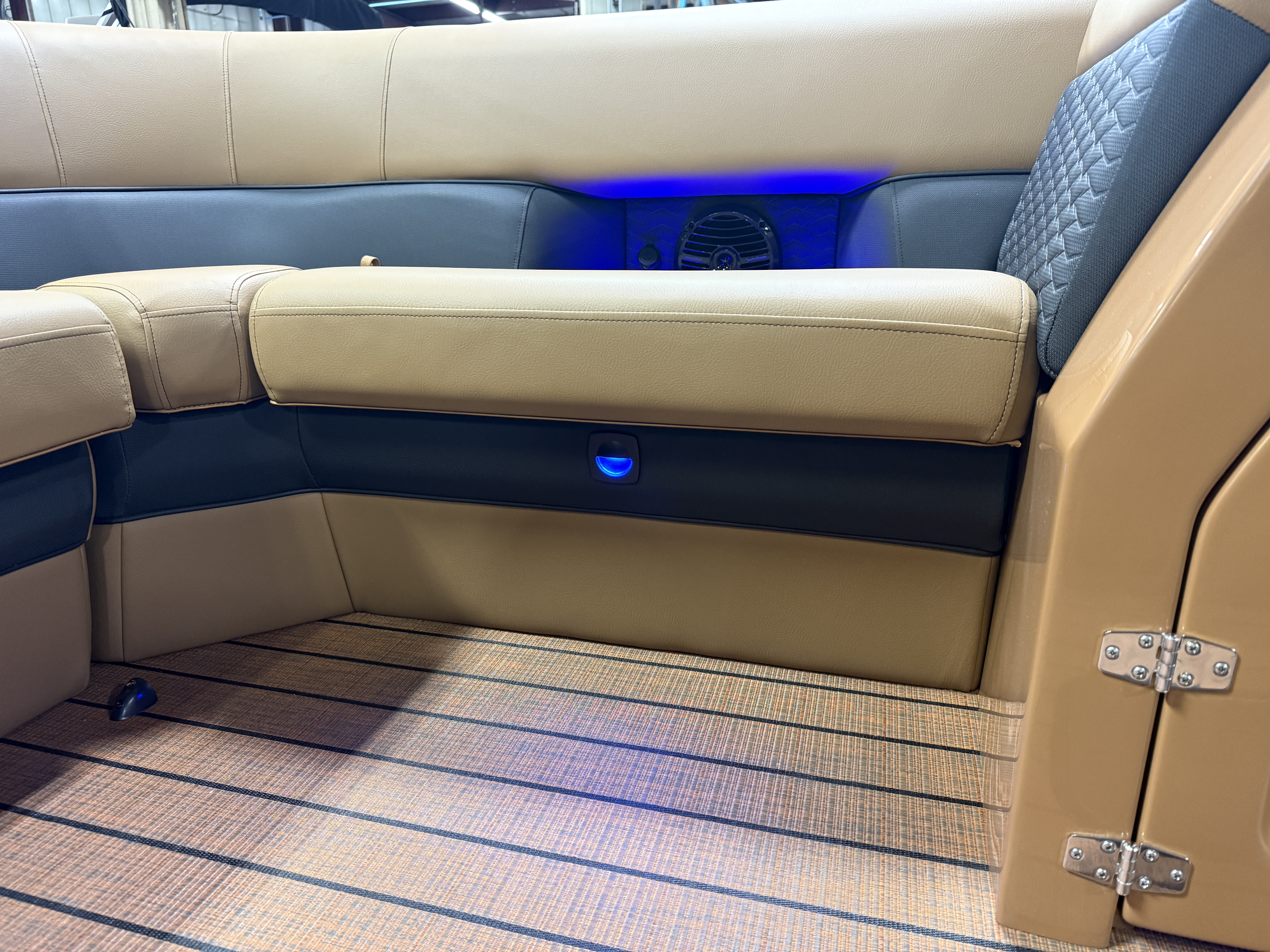 2026 Bentley Pontoons Elite 223 Admiral Quad Lounge Tritoon