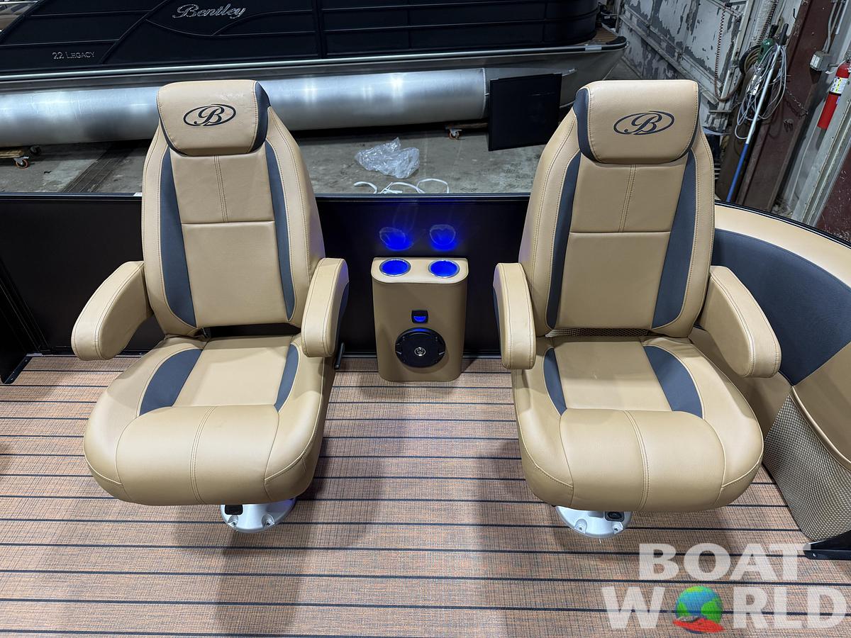 2026 Bentley Legacy 220 Navigator DL Quad Lounge $42995