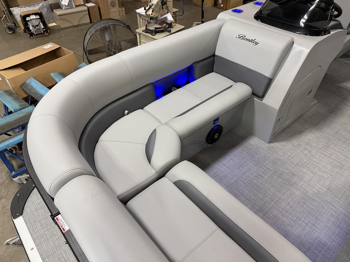 2025 Bentley Pontoons Legacy 220 Navigator Quad Lounge & Honda 4-Stroke EFI