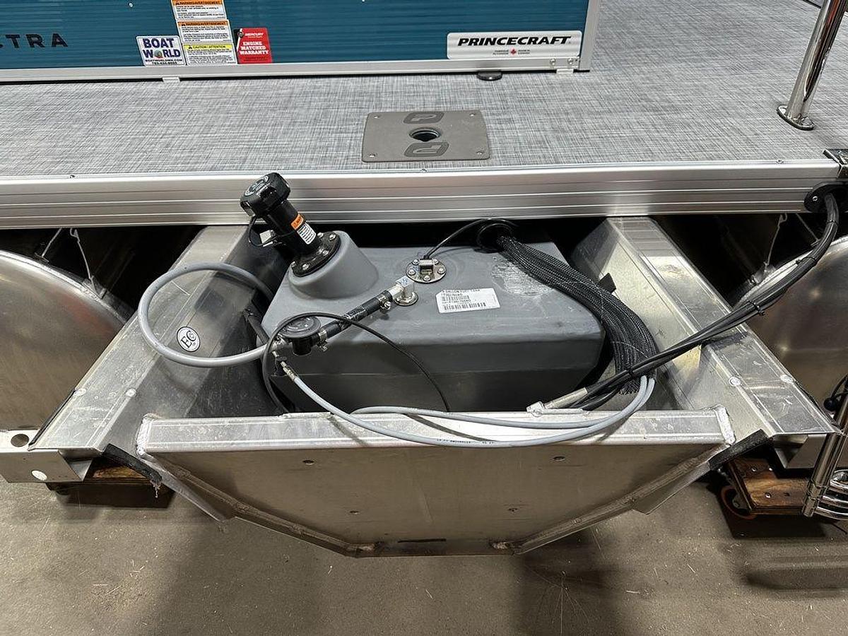 2025 Princecraft Vectra 23 RL Swingback Lounge Pontoon & Mercury 4-Stroke EFI