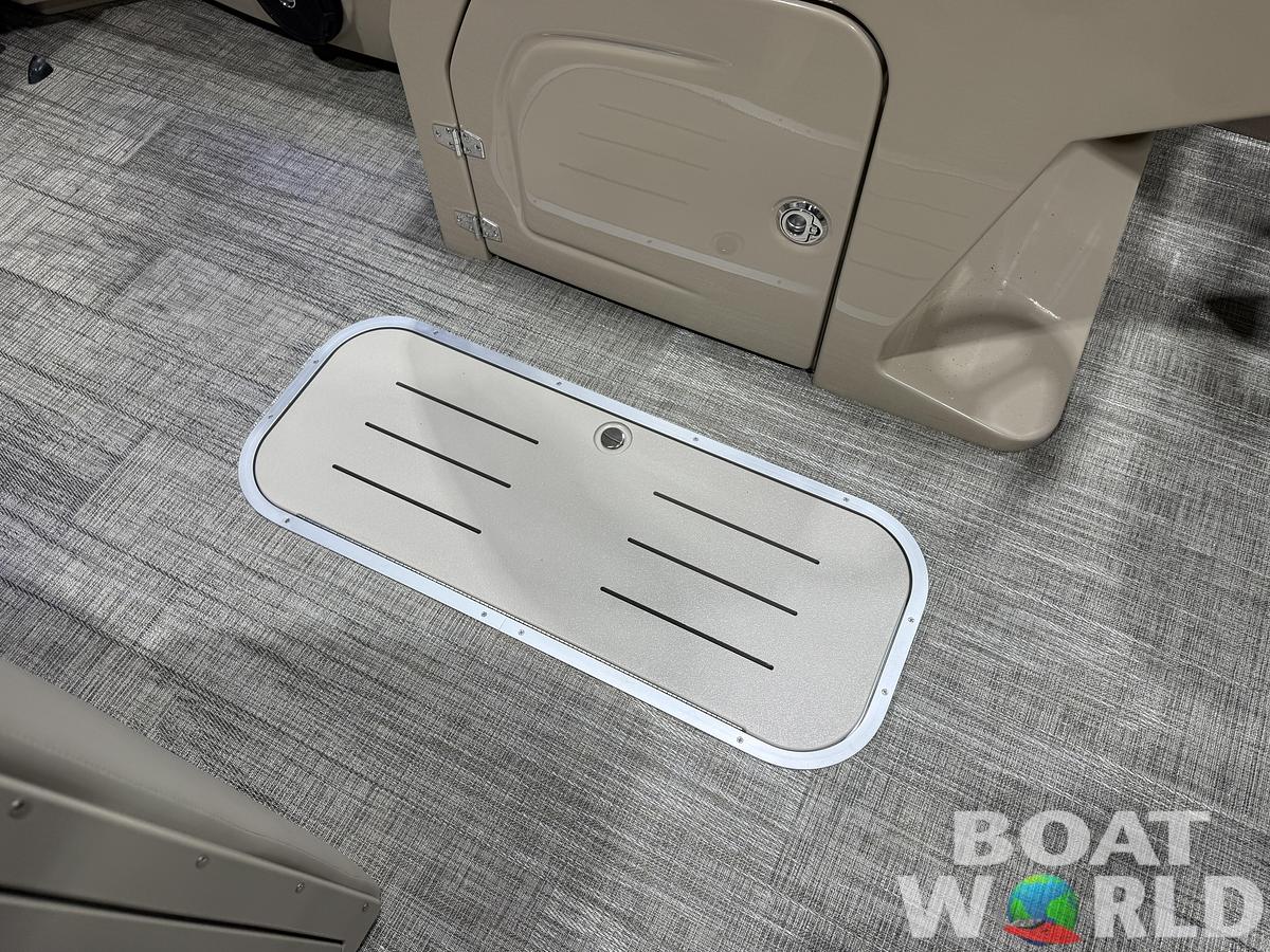 2026 Bentley Pontoons Legacy 223 Navigator Quad Lounge Tritoon