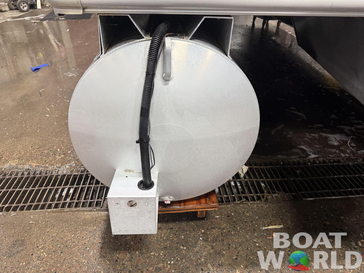 Used 2017 Sylvan 820 Fish & Cruise Pontoon