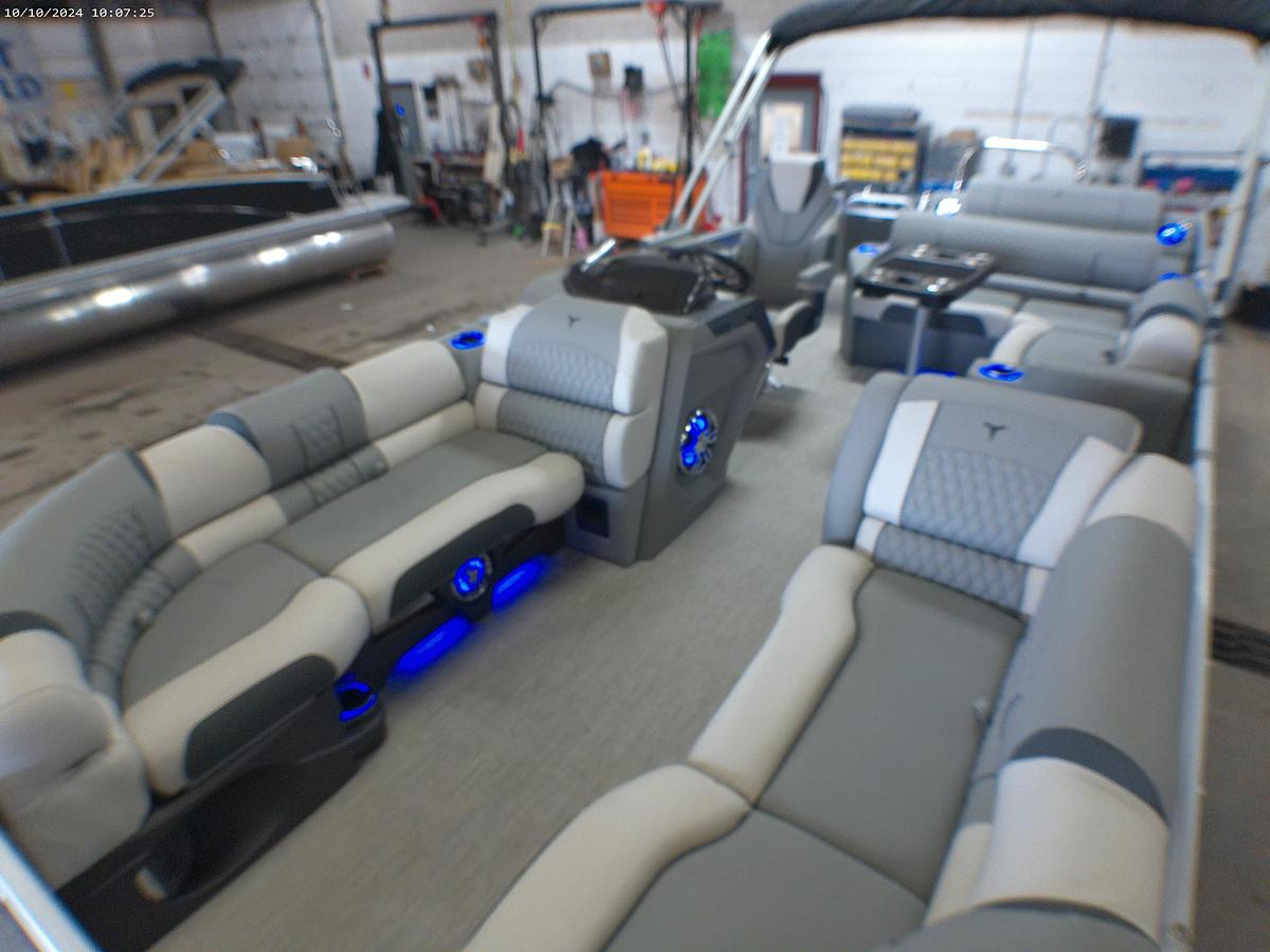 2025 Tahoe Pontoons Cascade 2385 Swingback Tritoon & 225HP 4-Stroke EFI
