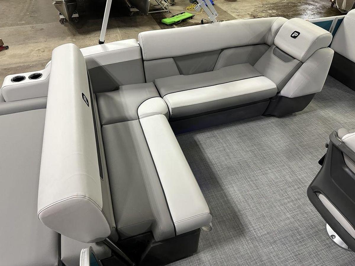2025 Princecraft Vectra 23 RL Swingback Lounge Pontoon & Mercury 4-Stroke EFI