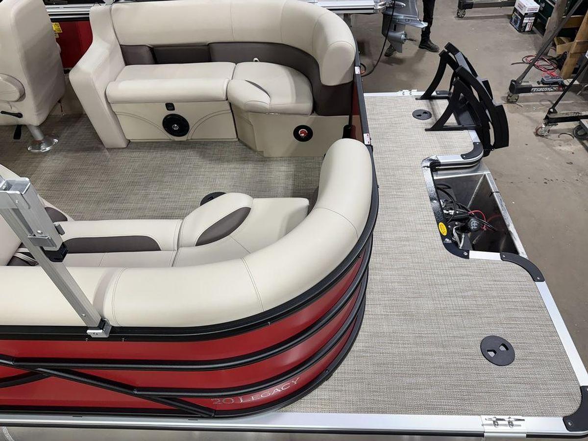 2025 Bentley Pontoons Legacy 200 Navigator Quad Lounge & Honda 4-Stroke EFI