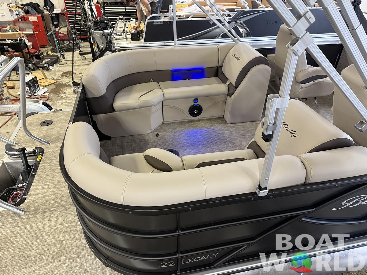 2025 Bentley Pontoons Legacy 220 Navigator Quad Lounge & Honda 4-Stroke EFI