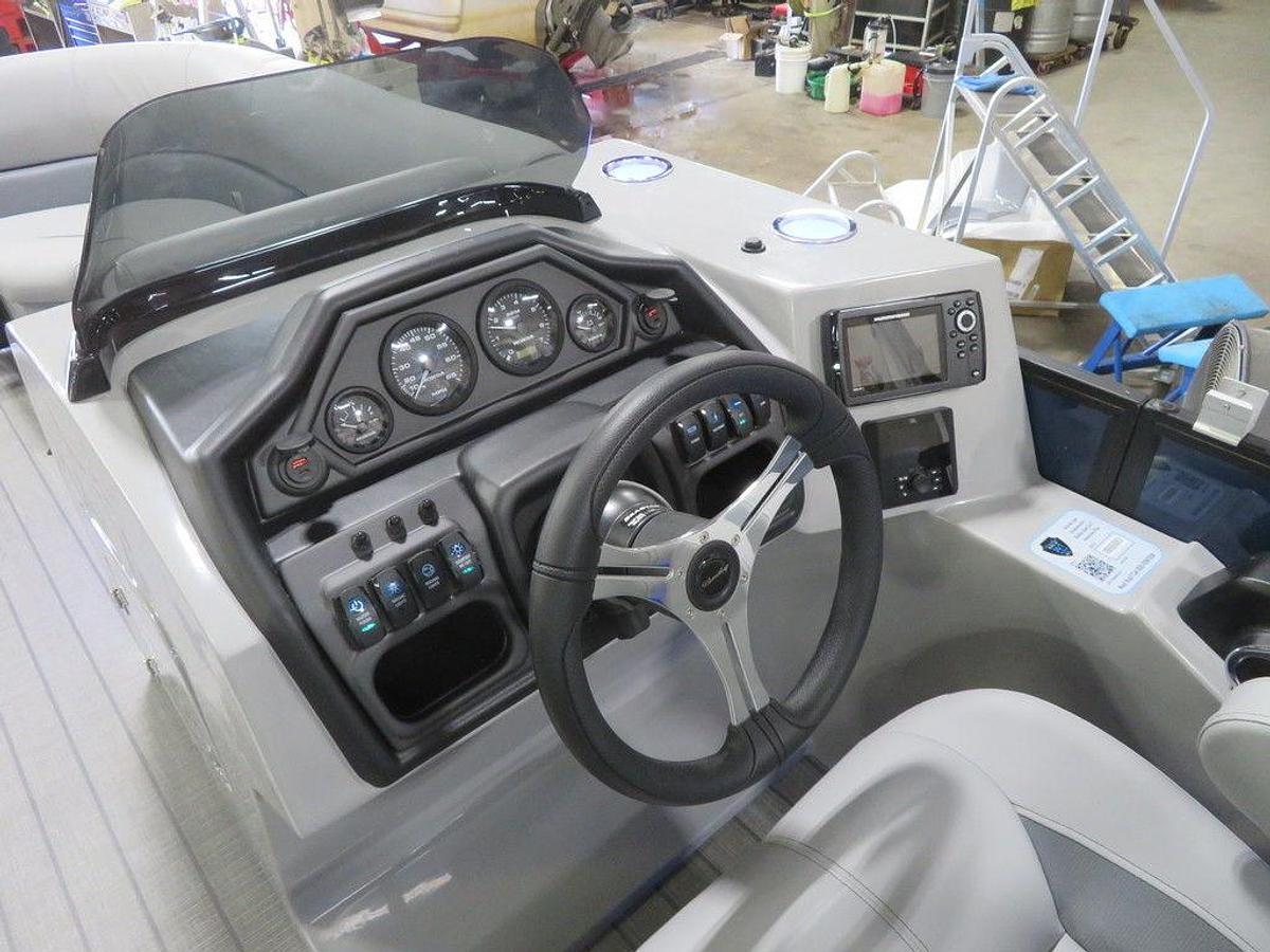 2025 Bentley Pontoons Legacy 223 QSB Swingback Tritoon & Honda 4-Stroke EFI