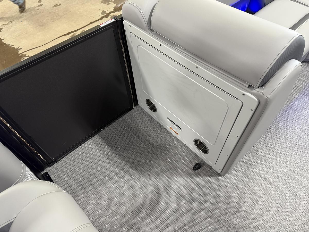 2025 Bentley Pontoons Legacy 220 Navigator Quad Lounge & Honda 4-Stroke EFI