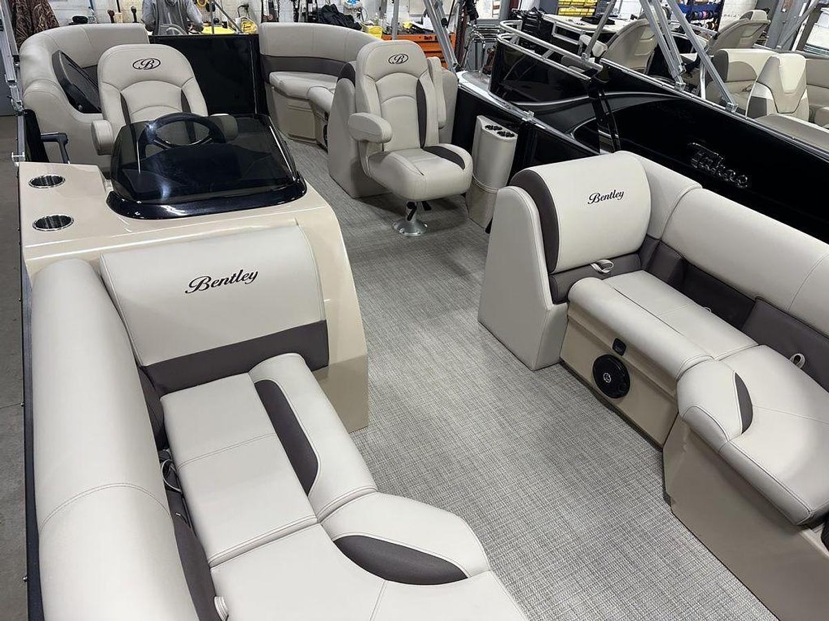 2025 Bentley Pontoons Legacy 200 Navigator Quad Lounge & Honda 4-Stroke EFI