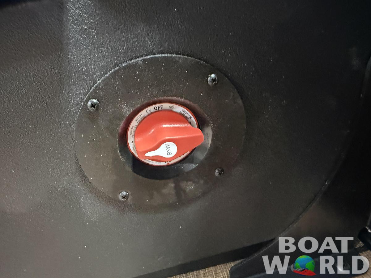 2026 Bentley Pontoons Legacy 220 Navigator Quad Lounge