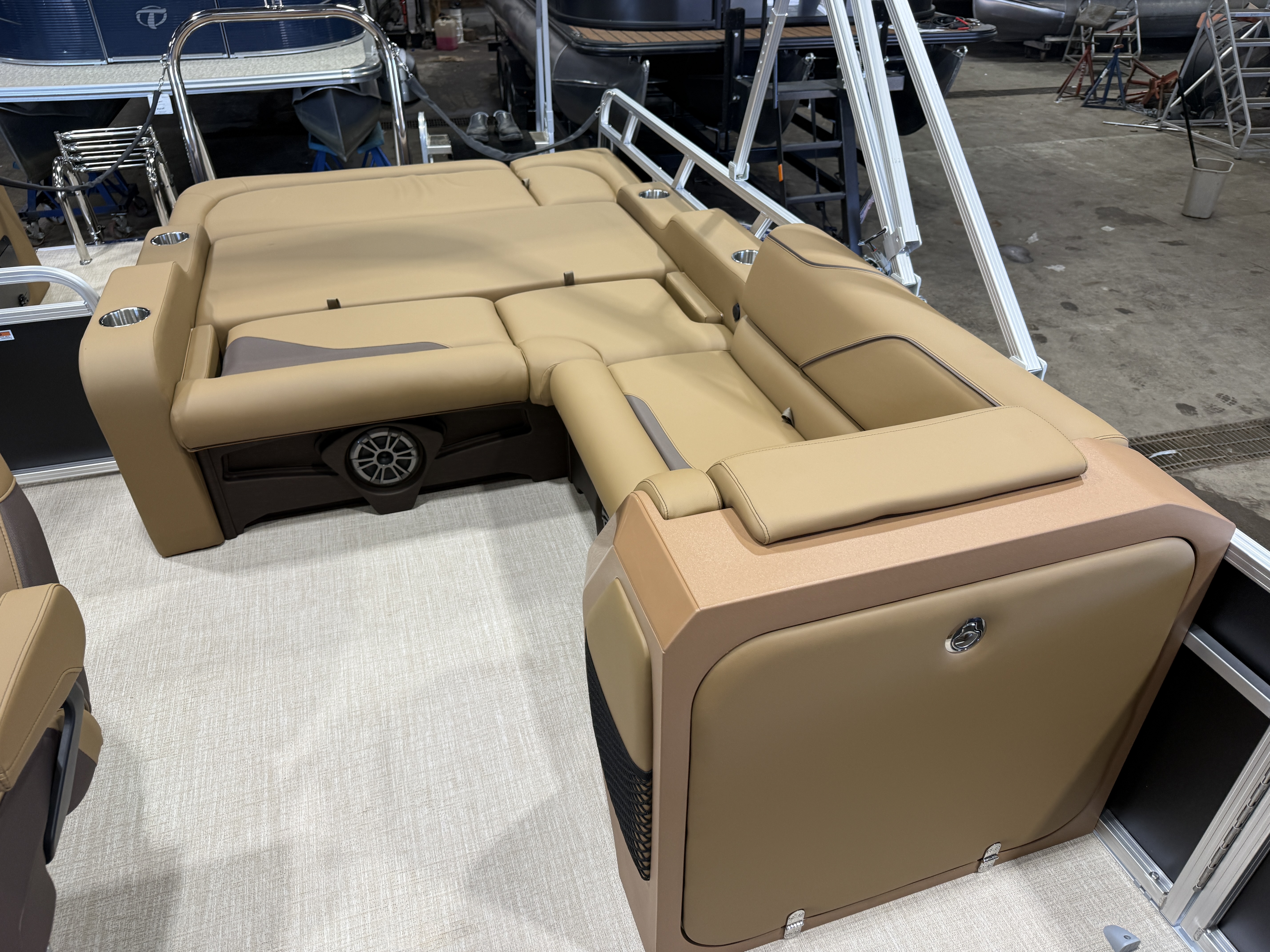 2027 Tahoe Sport VRB Premium 2385 Swingback & 4-Stroke $37995
