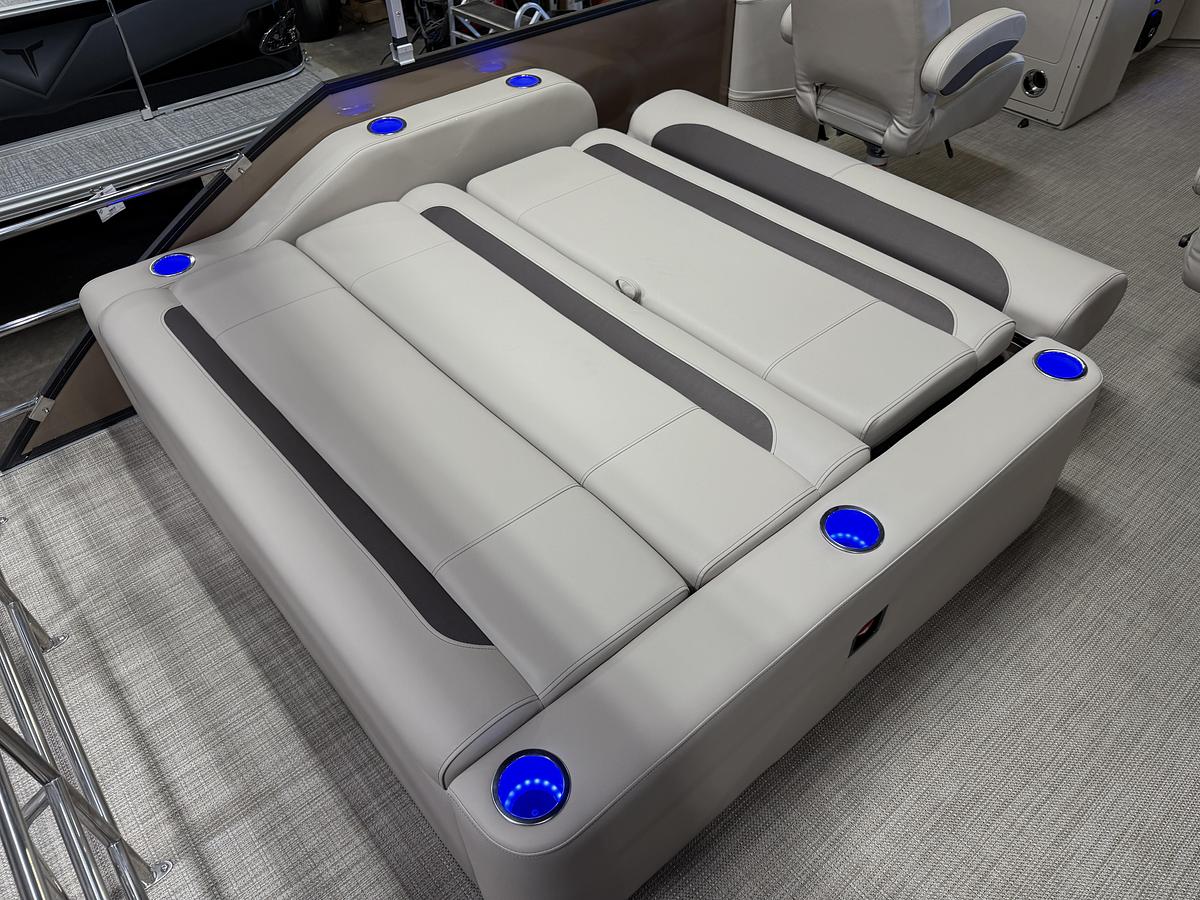 2025 Bentley Pontoons Legacy 223 Swingback Tritoon & Honda 4-Stroke EFI