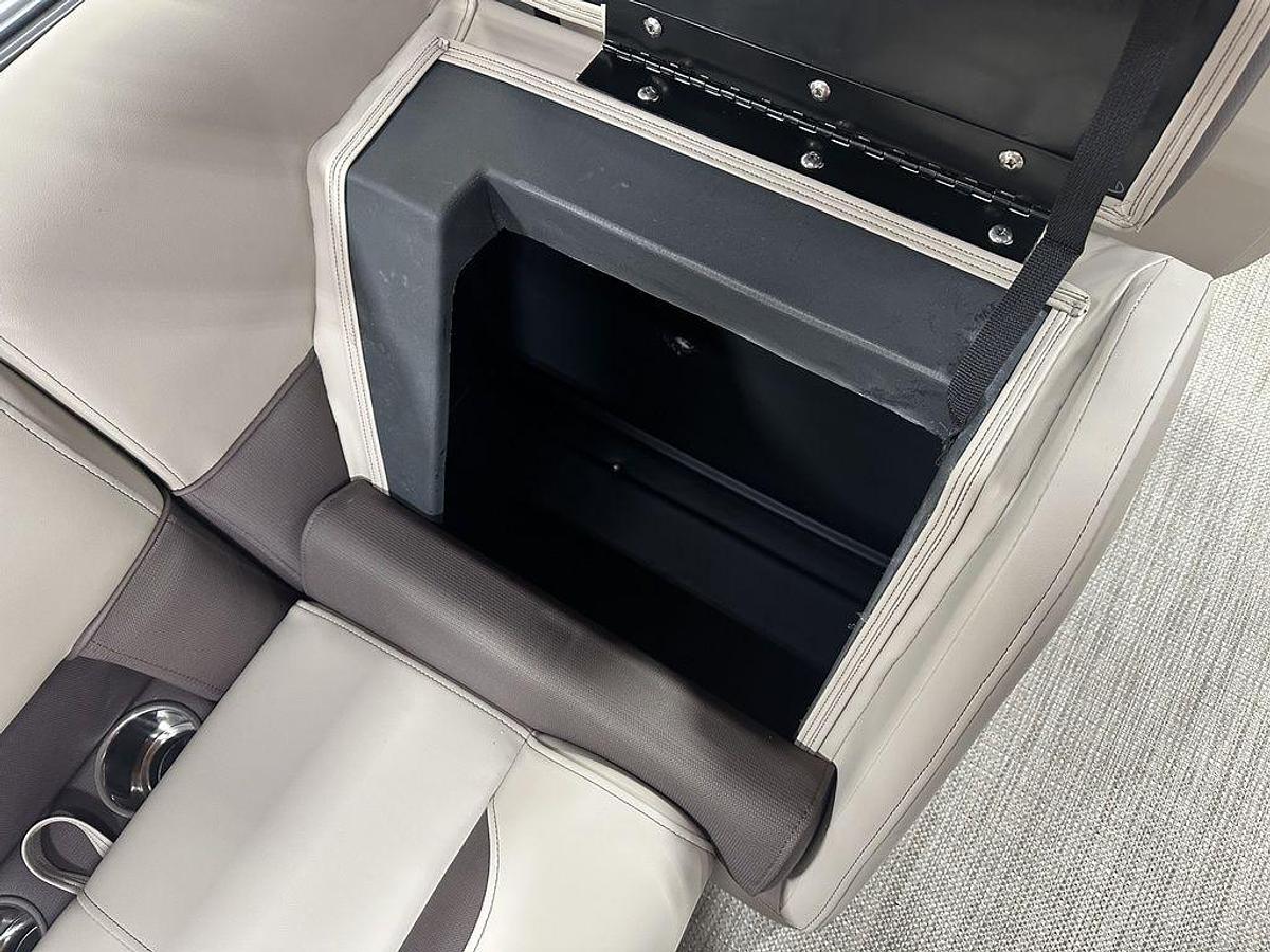 2025 Bentley Pontoons Legacy 200 Navigator Quad Lounge & Honda 4-Stroke EFI