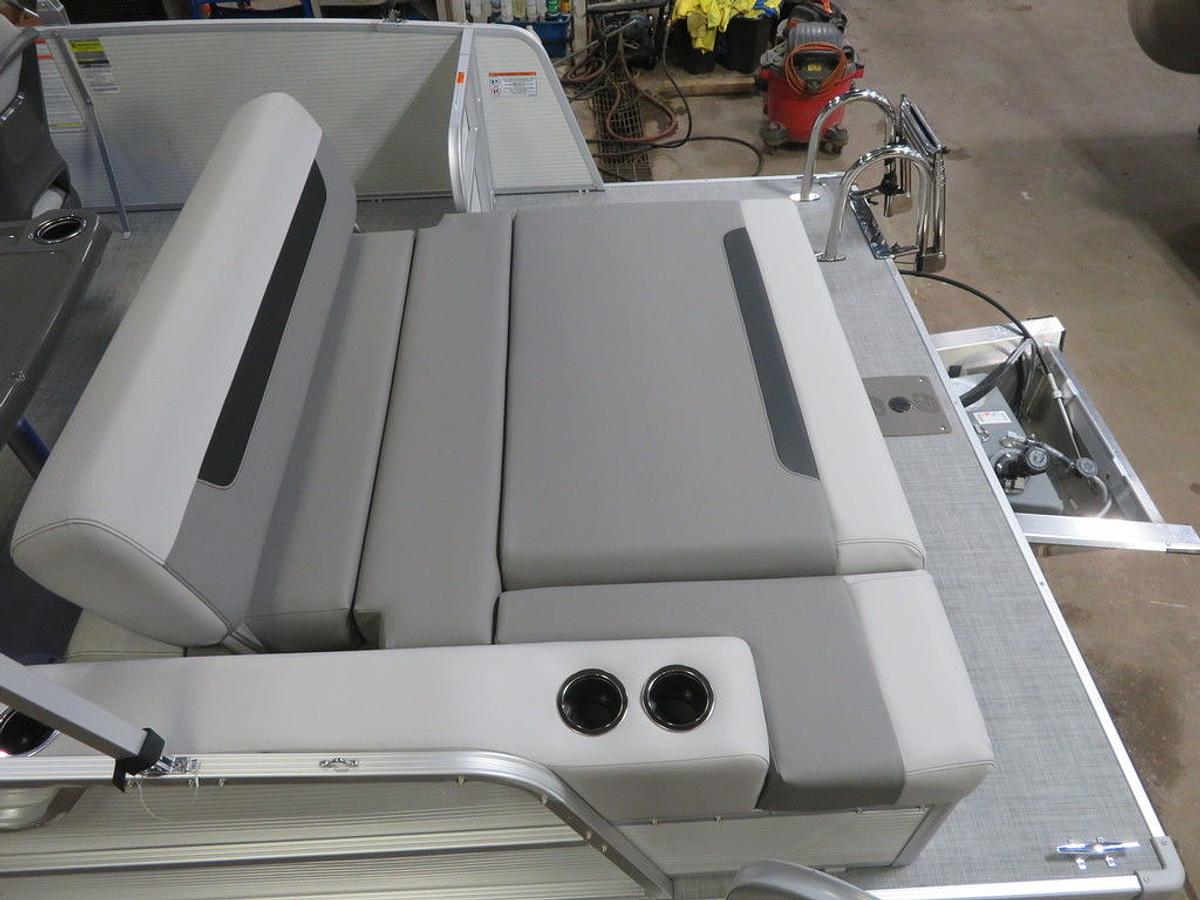 2025 Princecraft Vectra 21 RL Dinette Swingback Pontoon & Mercury 4-Stroke EFI