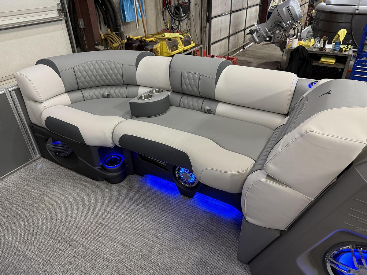 2025 Tahoe Pontoons Cascade 2385 Quad Lounge Shift Tritoon & 225HP 4-Stroke