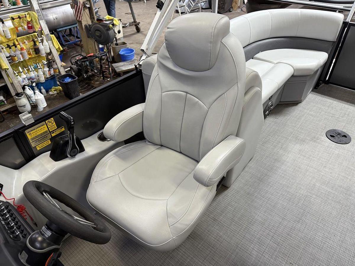 Used 2020 Bentley Pontoons Legacy 223 Navigator Quad Lounge Tritoon & Suzuki 140HP 4-Stroke EFI