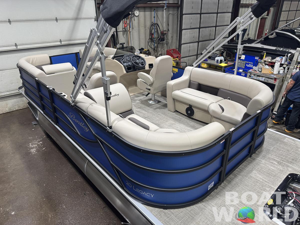 2026 Bentley Pontoons Legacy 220 Navigator Quad Lounge