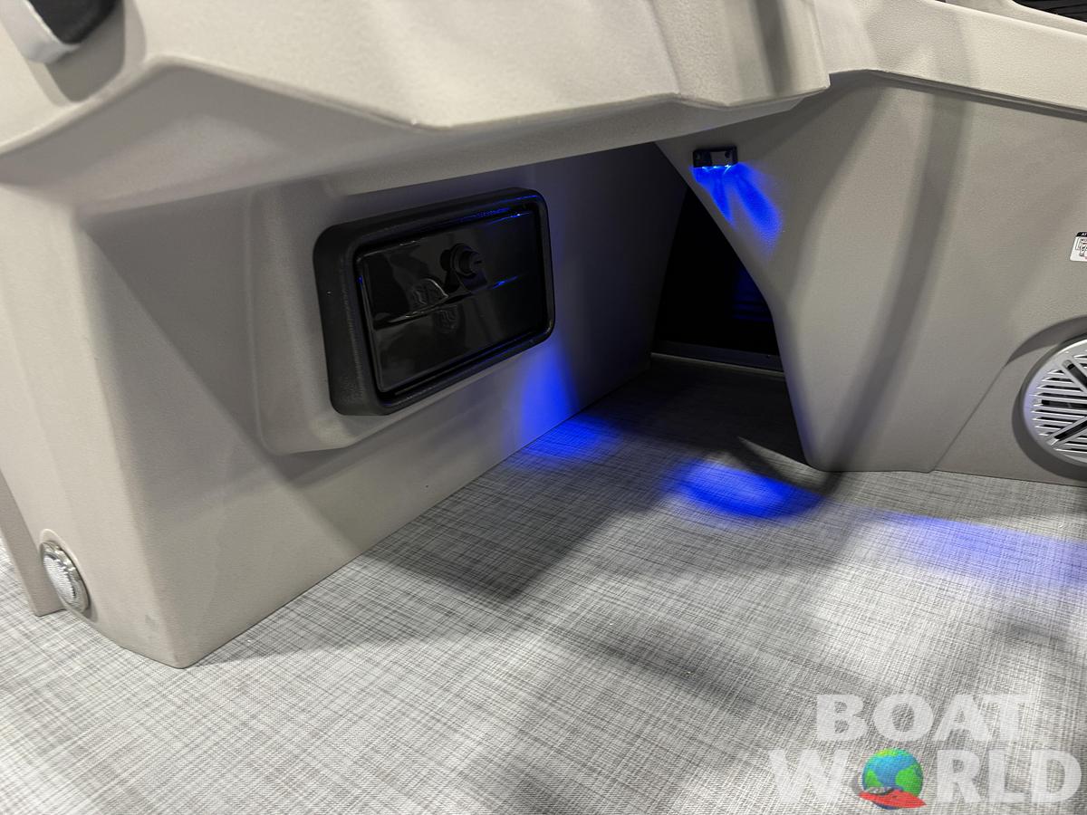 2026 Princecraft Vectra 23 RL Long Lounge Swingback Tritoon 