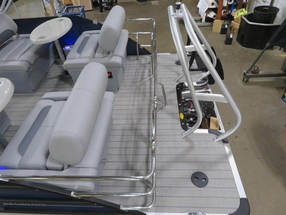 2025 Bentley Pontoons Legacy 223 QSB Swingback Tritoon & Honda 4-Stroke EFI