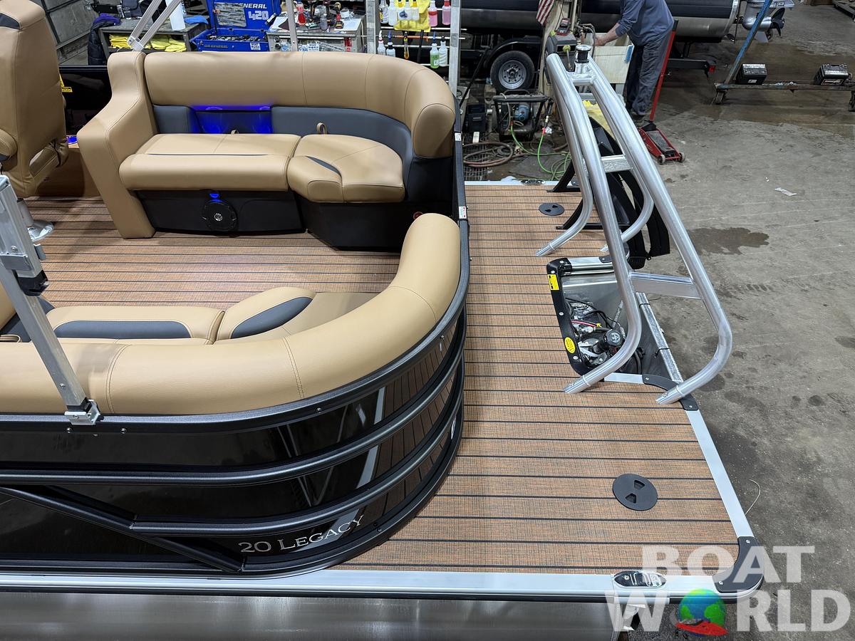 2026 Bentley Pontoons Legacy 200 Navigator Quad Lounge $39995