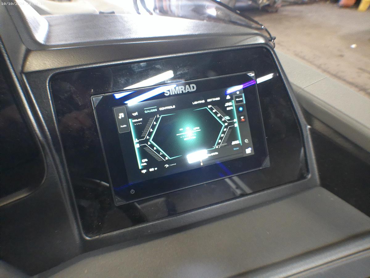 2025 Tahoe Pontoons Cascade 2385 Swingback Tritoon & 225HP 4-Stroke EFI