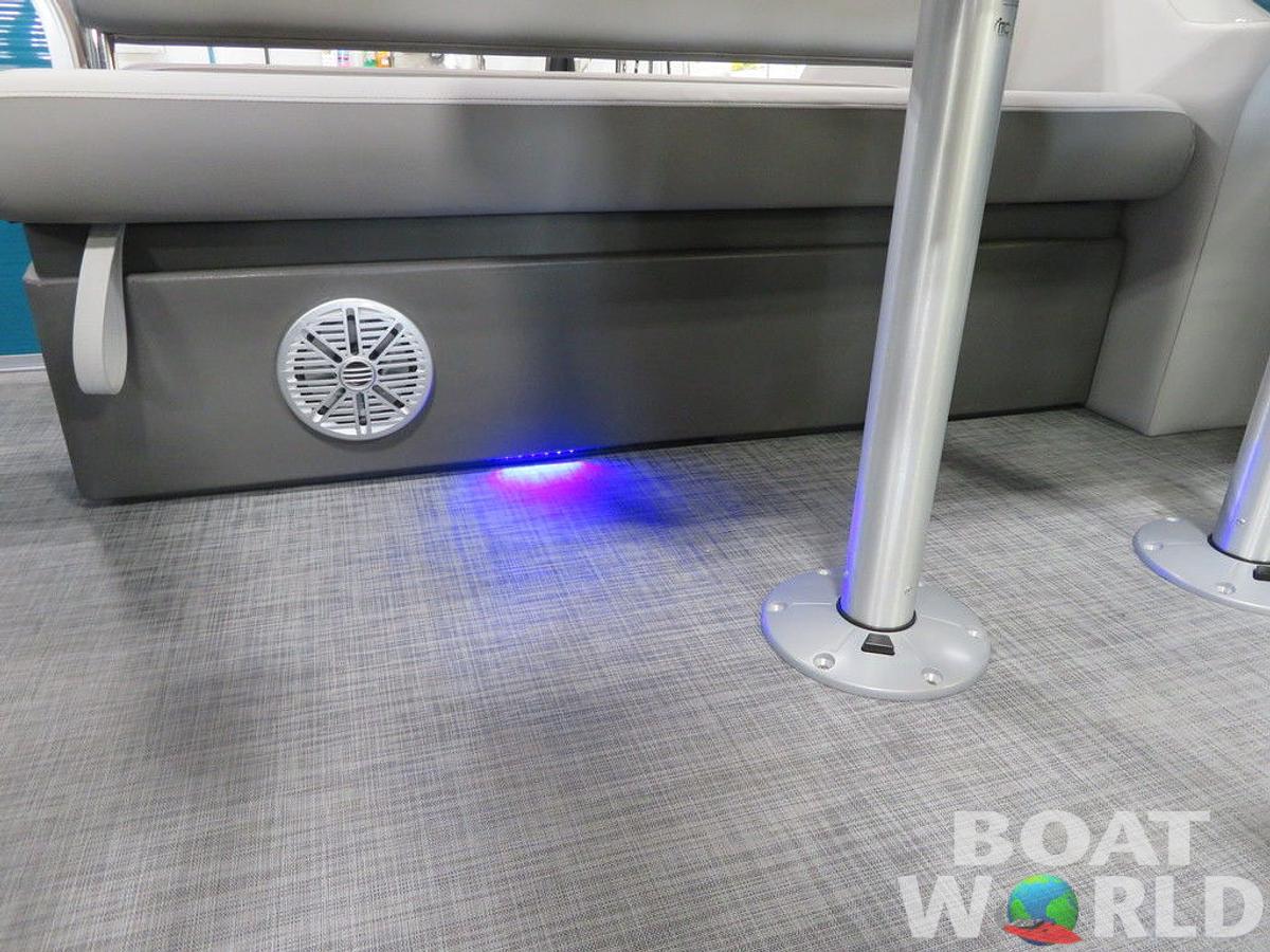 2025 Princecraft Vectra 23 RL SS Swingback Pontoon & Mercury 4-Stroke EFI