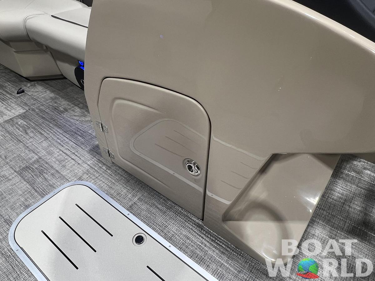 2026 Bentley Pontoons Legacy 223 Swingback Tritoon