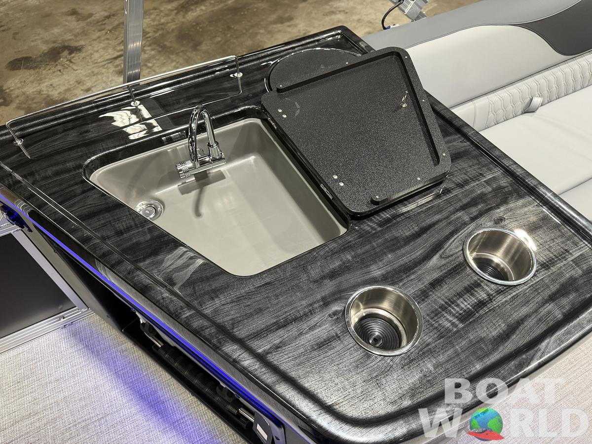 2026 Tahoe Pontoons LTZ 2385 Elite Windshield Tritoon