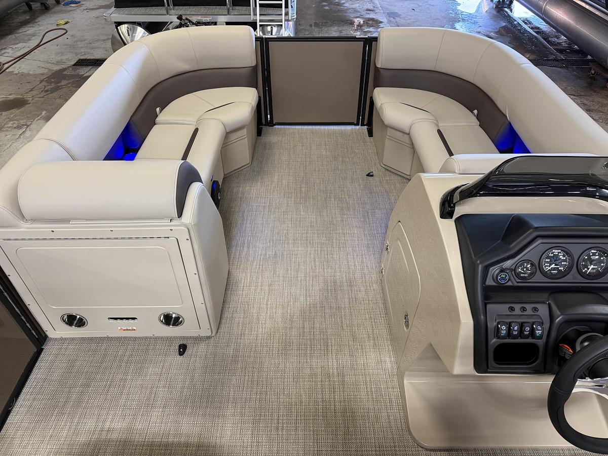 2025 Bentley Pontoons Legacy 223 Swingback Tritoon & Honda 4-Stroke EFI