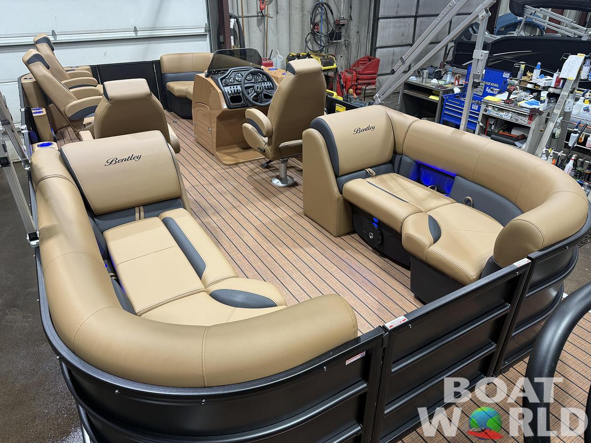 2026 Bentley Legacy 220 Navigator DL Quad Lounge $42995