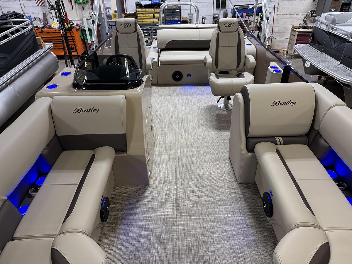 2025 Bentley Pontoons Legacy 223 Swingback Tritoon & Honda 4-Stroke EFI