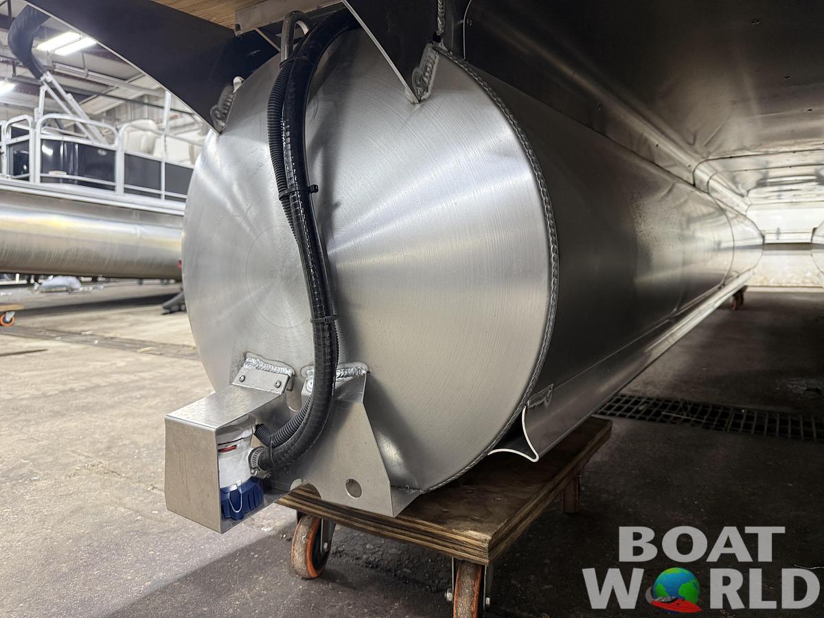 2026 Bentley Pontoons Legacy 223 Navigator Quad Lounge Tritoon