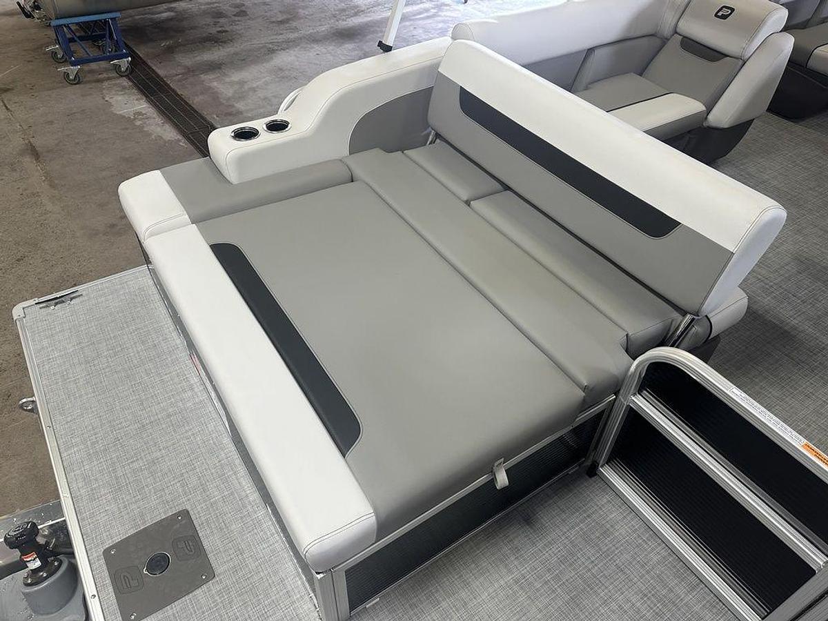 2025 Princecraft Vectra 21 RL Swingback Lounge Pontoon & Mercury 4-Stroke EFI