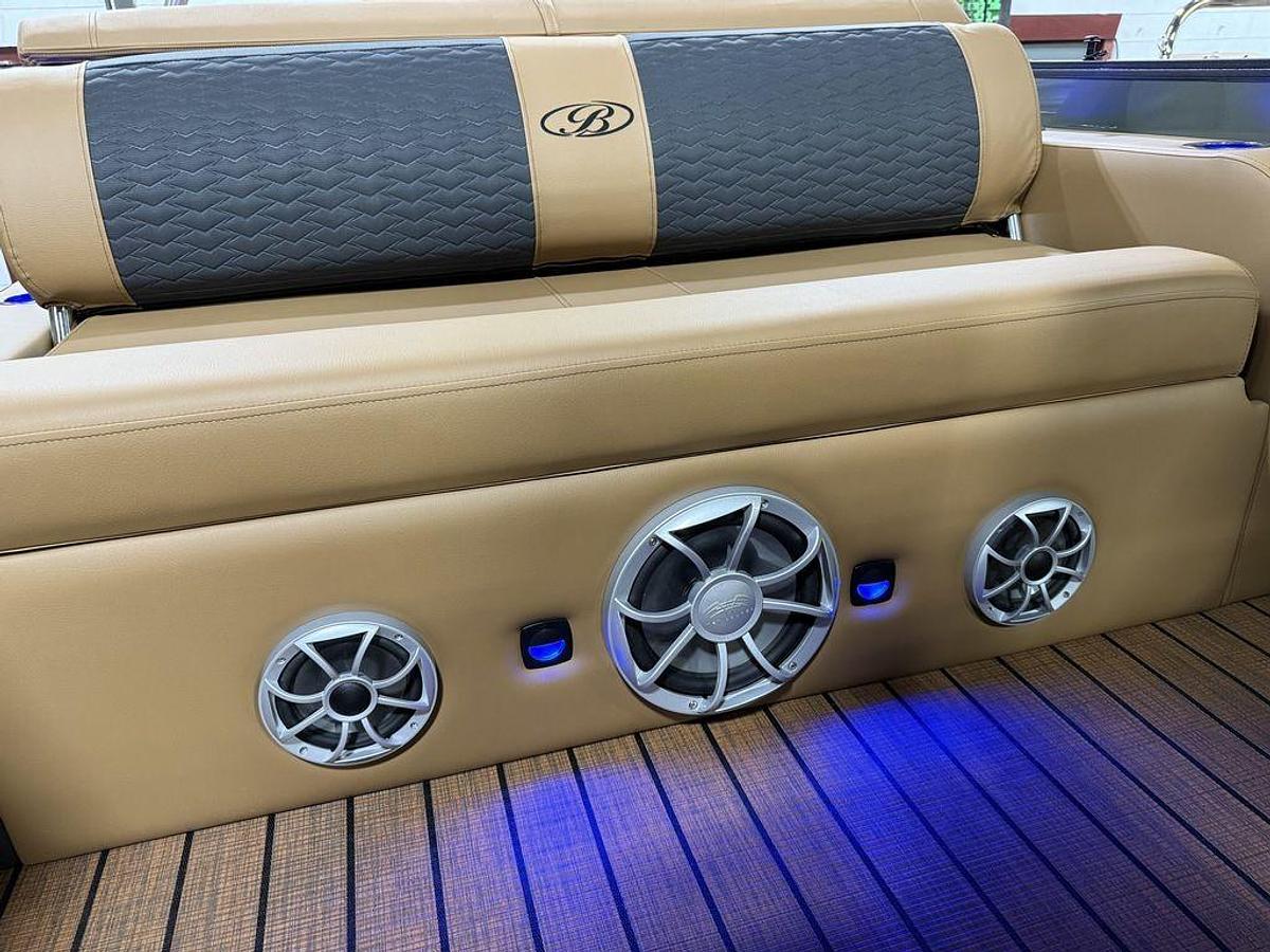 2025 Bentley Pontoons Elite 223 Swingback Tritoon & Honda 4-Stroke EFI