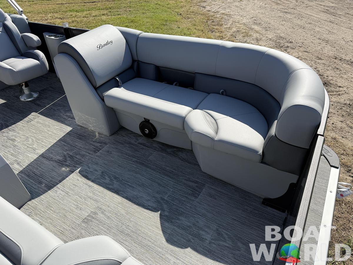 2025 Bentley Pontoons Legacy 220 Navigator Quad Lounge & Honda 4-Stroke EFI