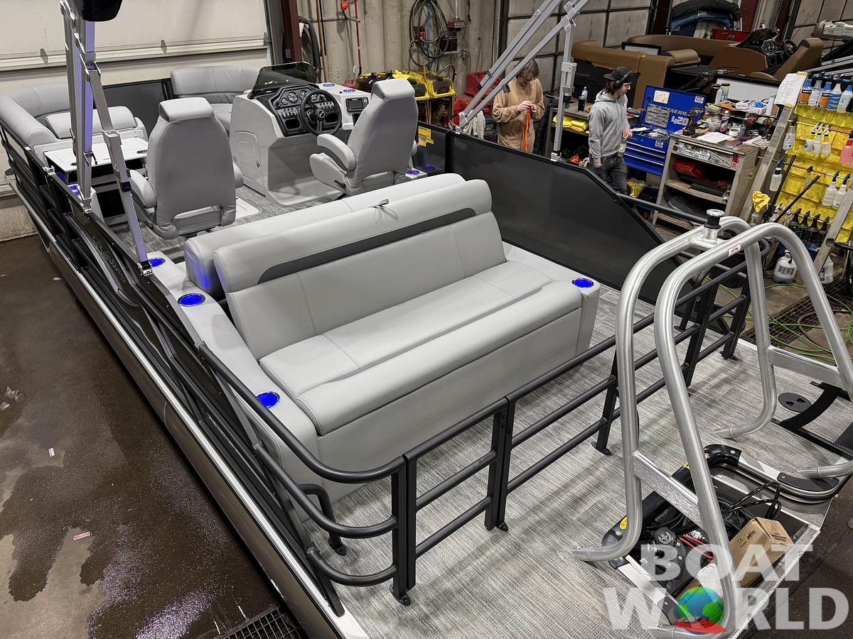 2026 Bentley Pontoons Legacy 223 Swingback Tritoon 