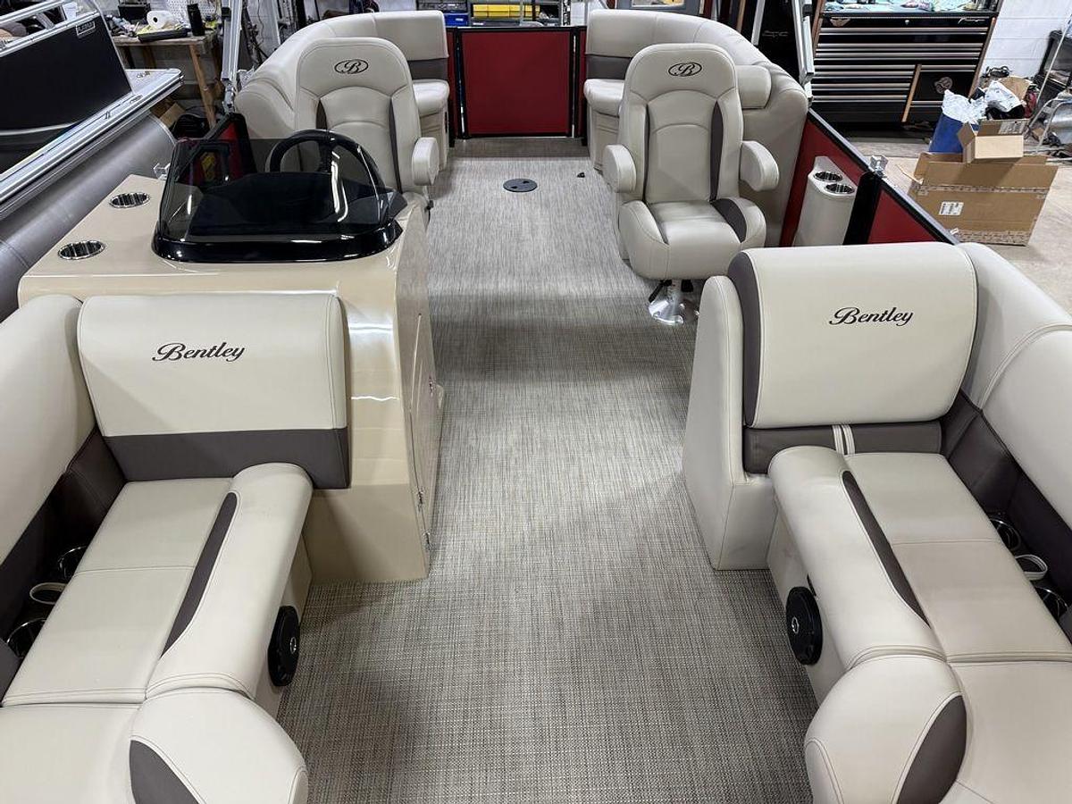 2025 Bentley Pontoons Legacy 200 Navigator Quad Lounge & Honda 4-Stroke EFI
