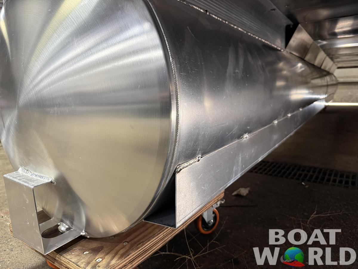 2026 Montego Bay 8522 DL Quad Lounge Tritoon