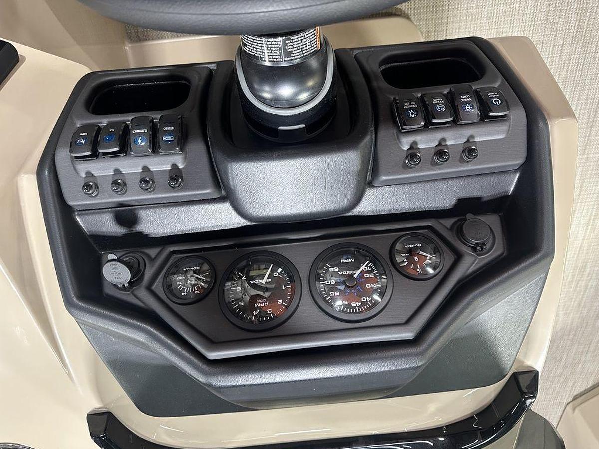 2025 Bentley Pontoons Legacy 200 Navigator Quad Lounge & Honda 4-Stroke EFI