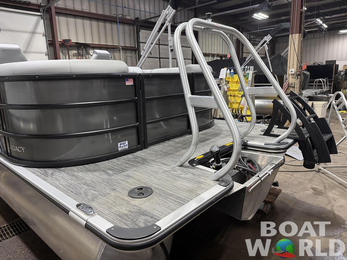 2026 Bentley Pontoons Legacy 220 Navigator DL Quad Lounge