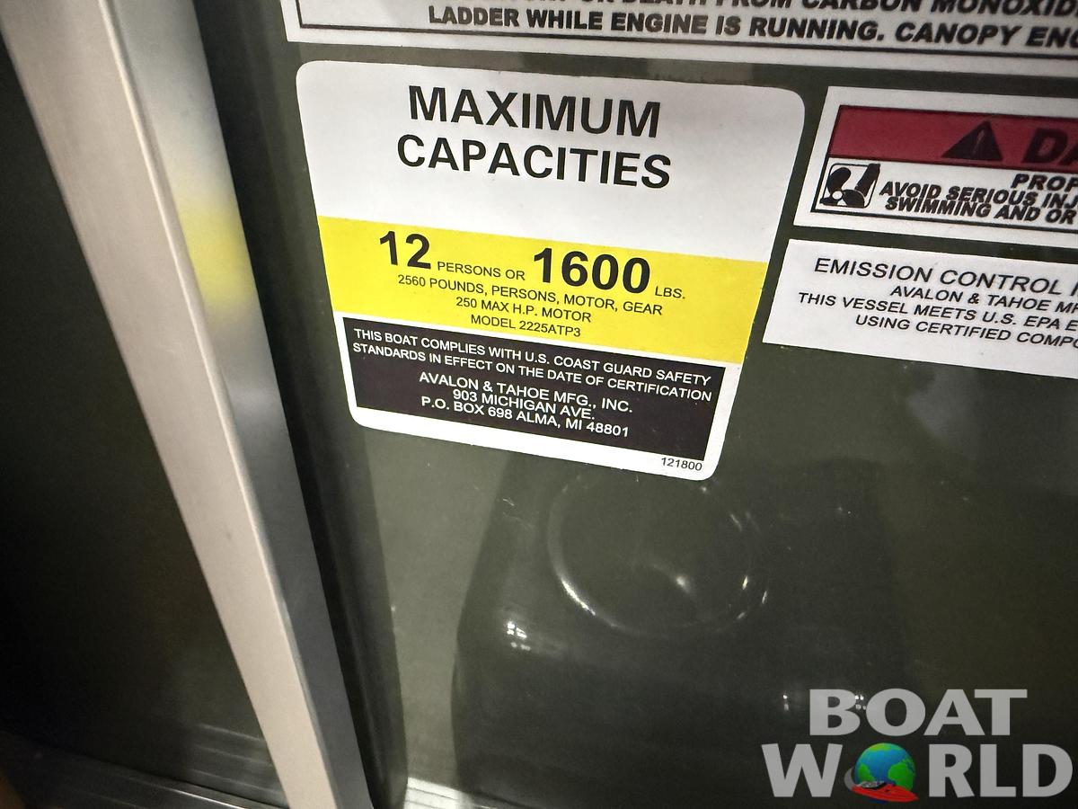 2026 Tahoe Sport 2385 Swingback (VRB) Tritoon