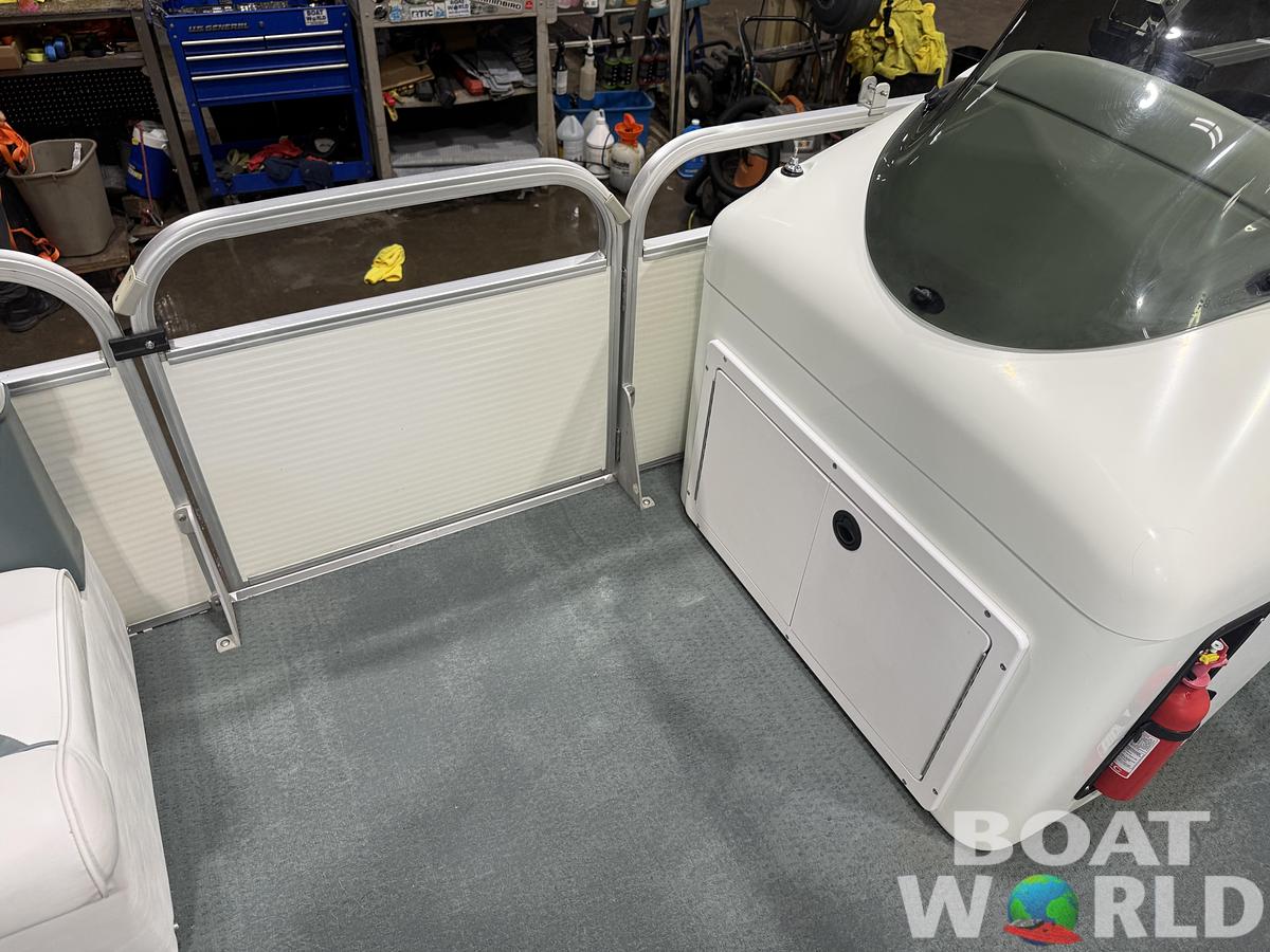 Used 2003 Weeres 200 SunTanner & 60HP Johnson 4Stroke -$11,995