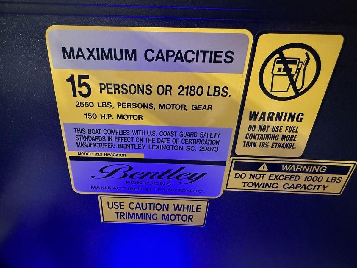 2025 Bentley Pontoons Legacy 220 Navigator Quad Lounge & Honda 4-Stroke EFI