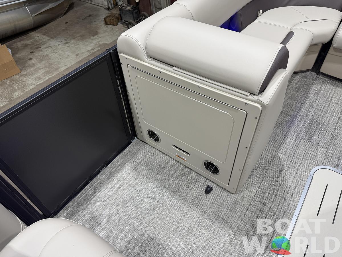 2026 Bentley Pontoons Legacy 223 Navigator Quad Lounge Tritoon