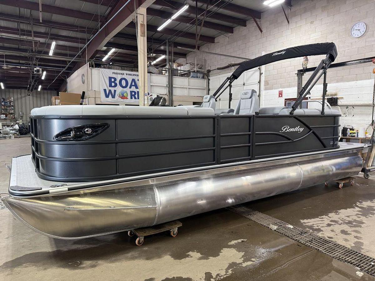 2025 Bentley Pontoons Legacy 220 Navigator Quad Lounge & Honda 4-Stroke EFI
