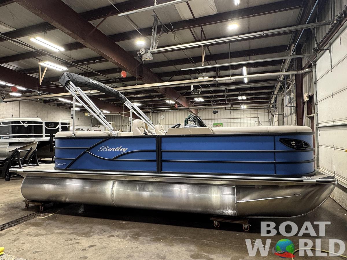 2026 Bentley Pontoons Legacy 220 Navigator Quad Lounge