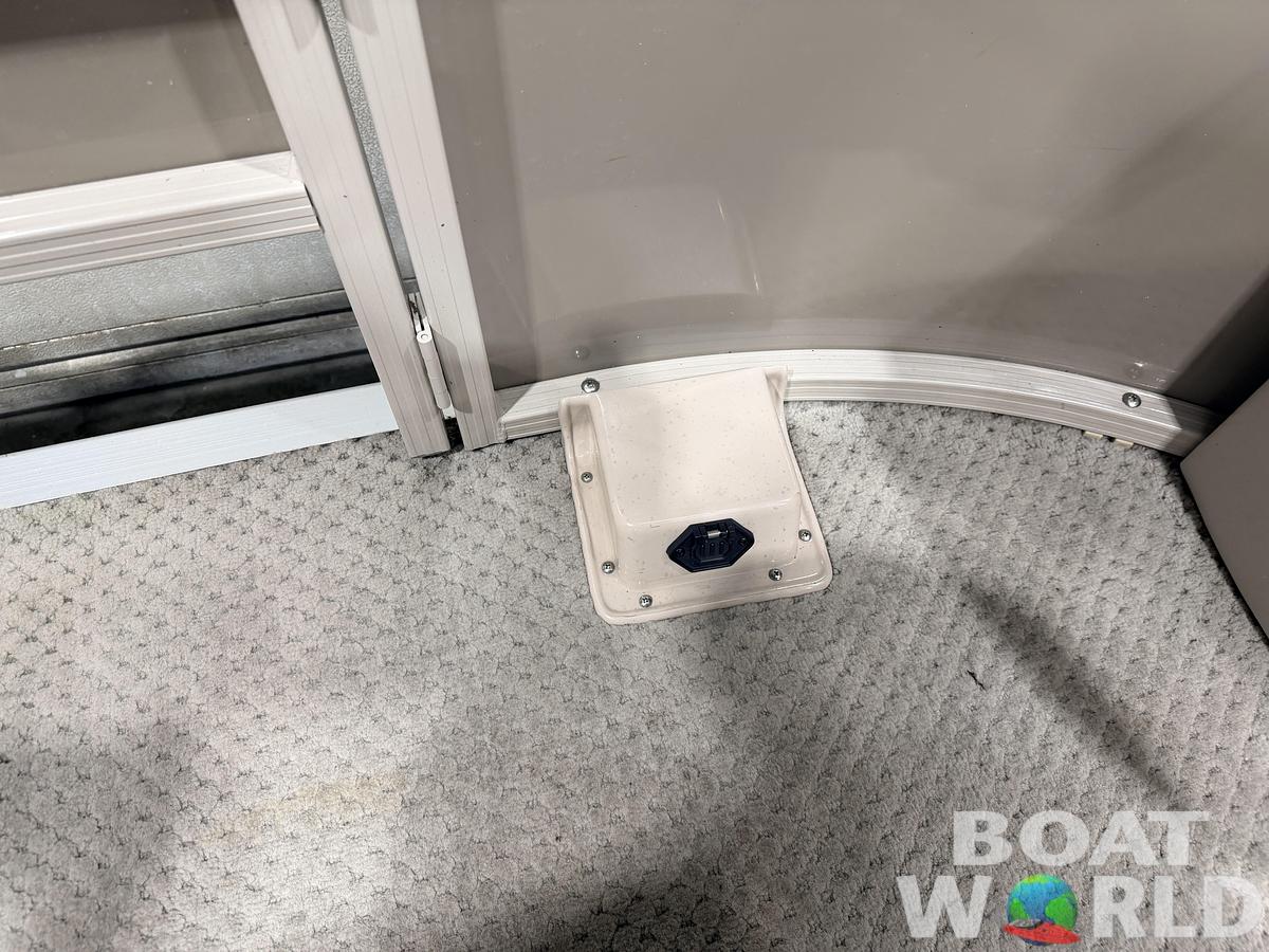 Used 2008 Sylvan Mirage 8520 Party Fish