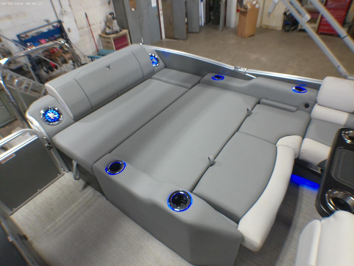 2025 Tahoe Pontoons Cascade 2385 Swingback Tritoon & 225HP 4-Stroke EFI