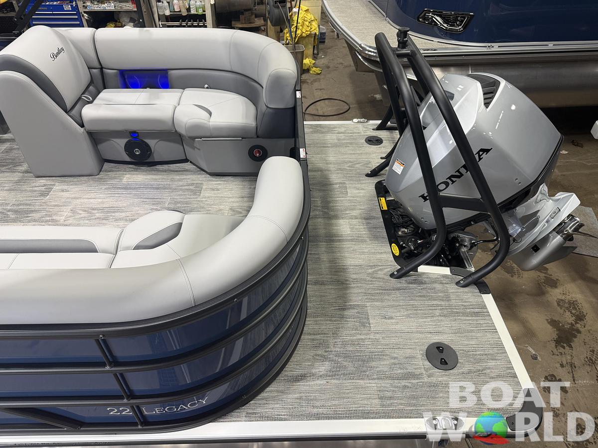 2026 Bentley 223 Navigator Quad Lounge Tritoon $50995